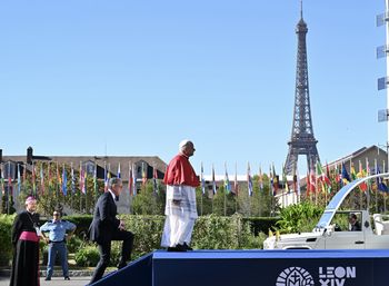 Papież Leon XIV we Francji. Prasa pisze o entuzjastycznym przyjęciu