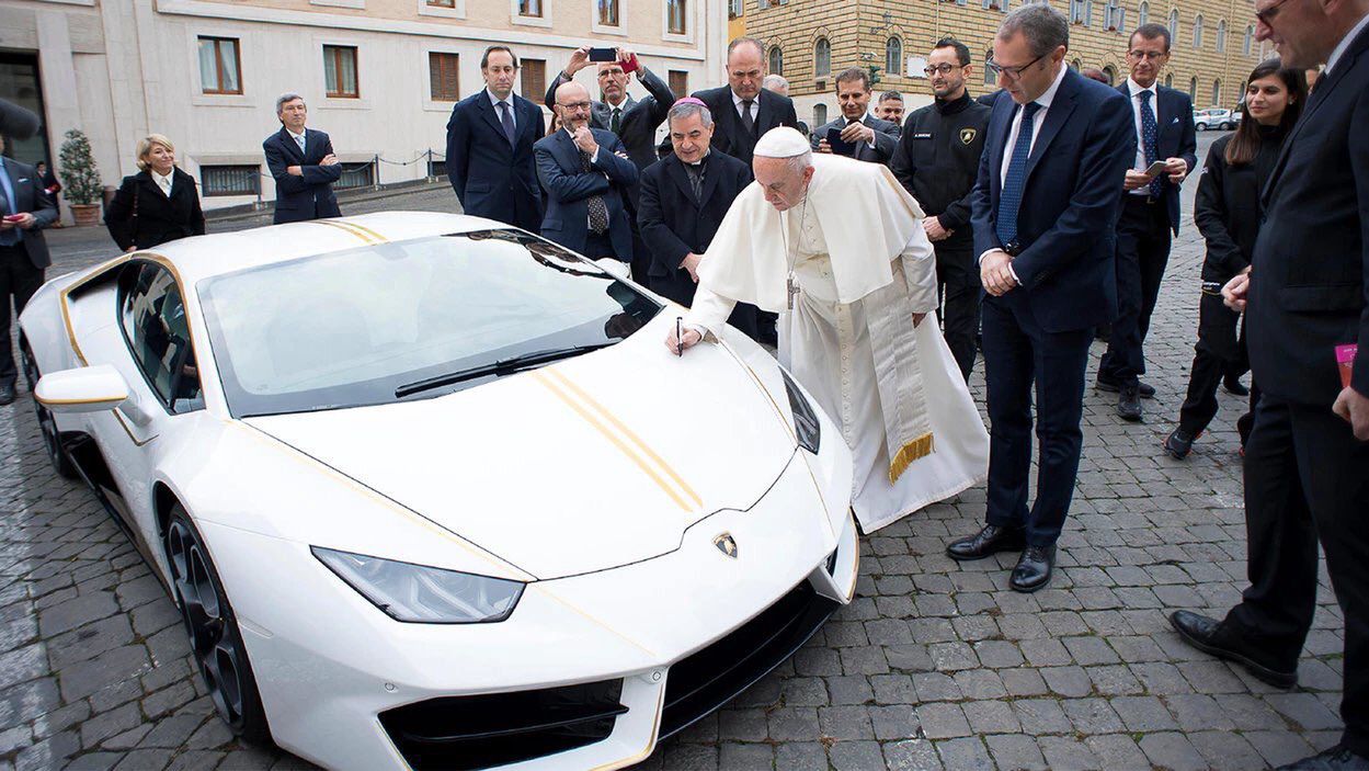 Papież Franciszek sprzedał swoje lamborghini