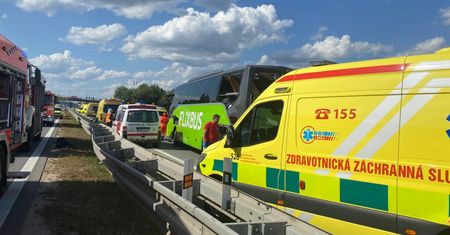 Koszmarny wypadek na autostradzie D2. Rannych 50 osób, trwa akcja ratunkowa