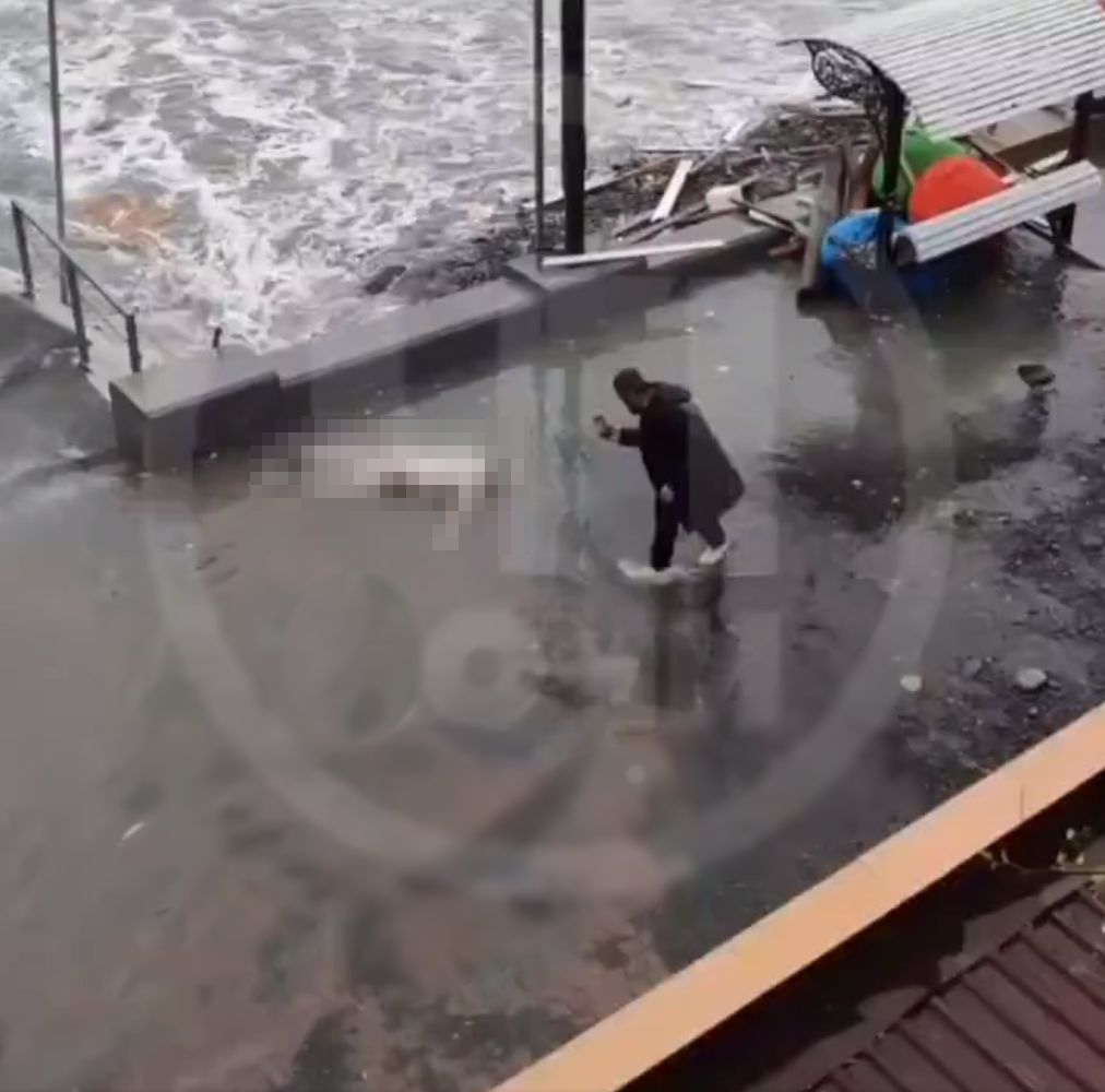 Morze wyrzuciło zwłoki w Rosji. Przechodzień zrobił sobie sesję