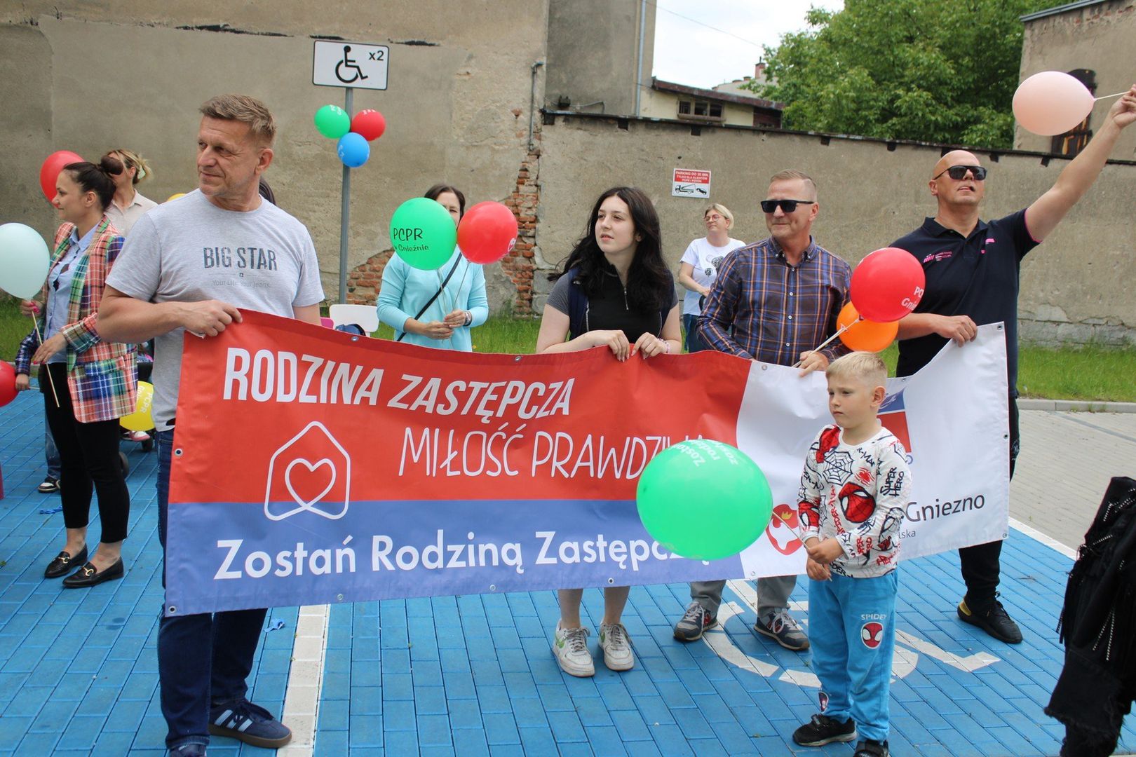 Kolorowy Marsz Rodzin Zastępczych przeszedł ulicami Gniezna