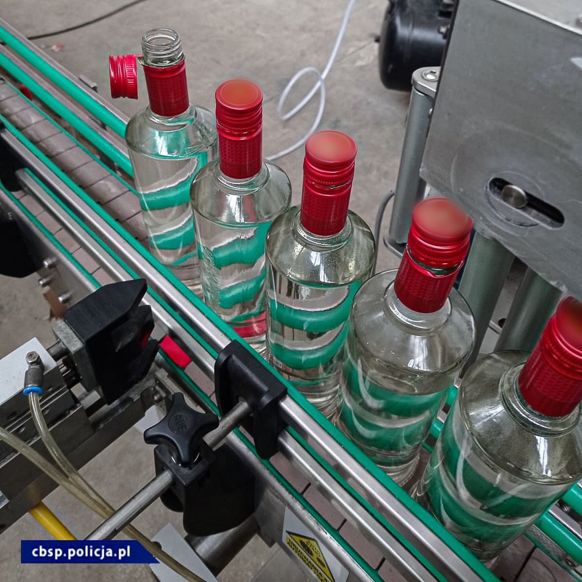 Łódź. Tysiące litrów podrobionej wódki. Akcja CBŚP