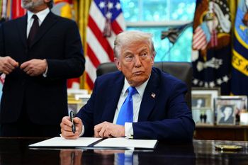 Giganci reagują na ruch Trumpa. Zalecają pracownikom niewyjeżdżanie z kraju