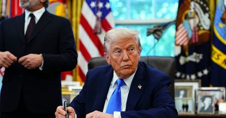 Giganci reagują na ruch Trumpa. Zalecają pracownikom niewyjeżdżanie z kraju