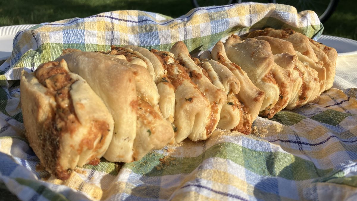 Odrywany chlebek czosnkowy świetnie spisał się na pikniku