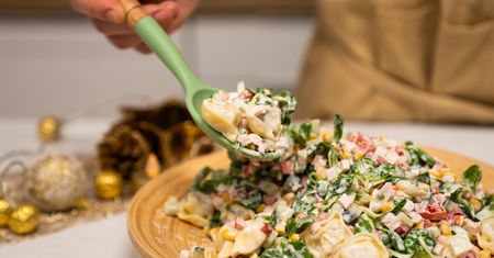 Na sylwestra moja szwagierka robi sałatkę z tortellini i roszponką. Gyrosowa może się przy niej schować