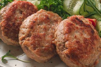 Zamiast dodawać do mielonych namoczoną bułkę, sięgnij po inny produkt. Świetnie zagęści masę