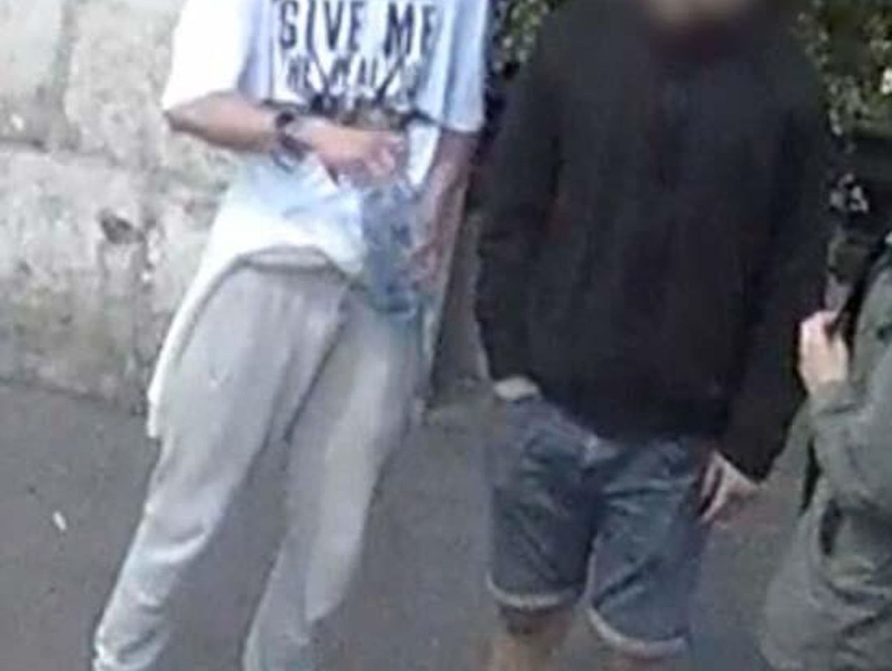 Kraków. Brutalnie pobili mężczyznę na ulicy. Gdy zobaczyli swoje zdjęcie w mediach, sami zgłosili się na policję