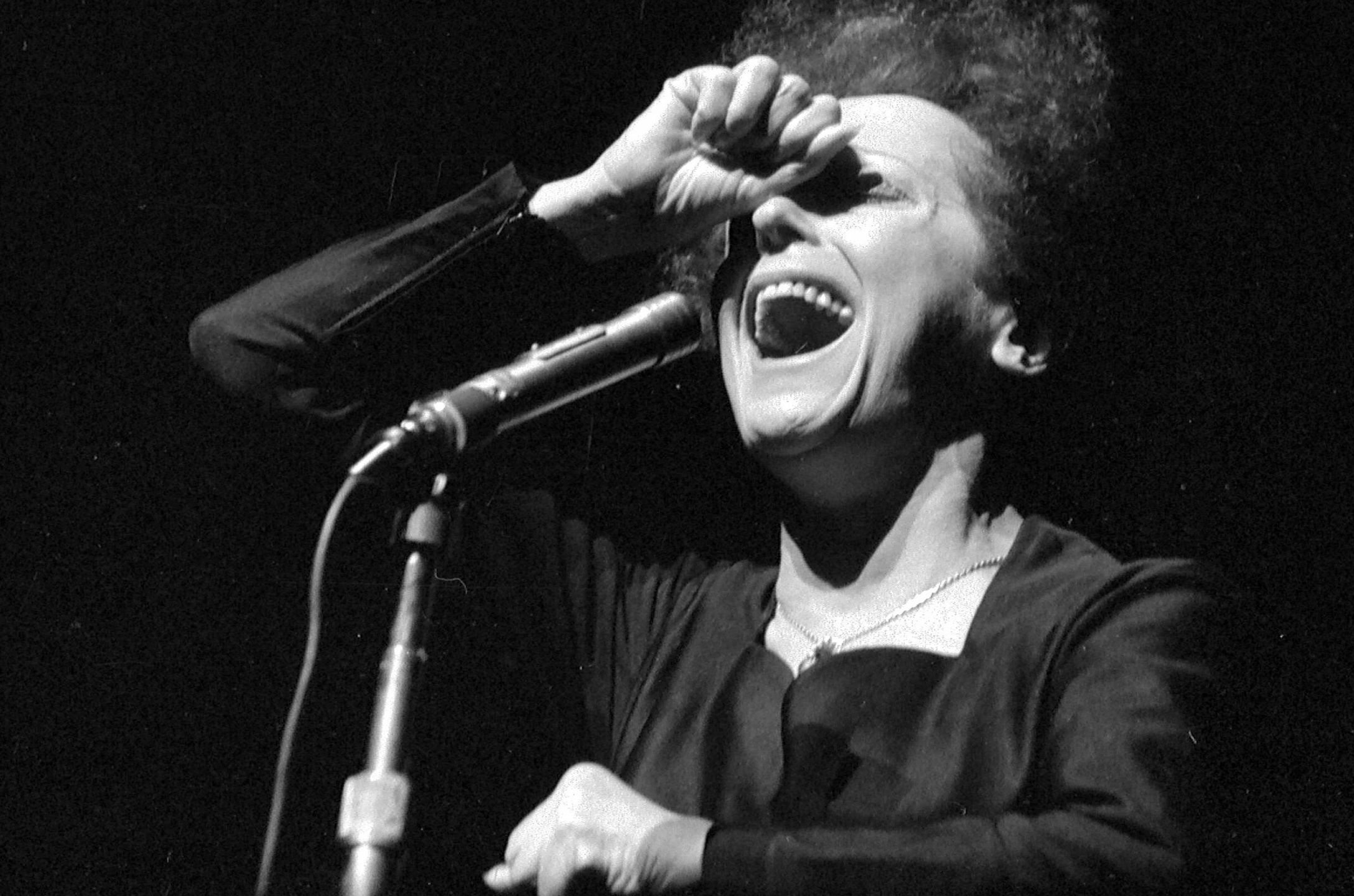 Francuska piosenkarka Edith Piaf na scenie