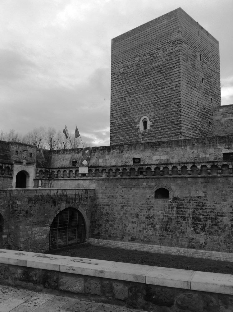 Jedna z wież obronnych zamku w Bari. To w tej południowowłoskiej twierdzy umierała Bona Sforza (fot. Kamil Janicki).