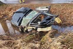 Wypadek. Mercedes rozpadł się na pół. Kierowca leżał 30 metrów od wraku