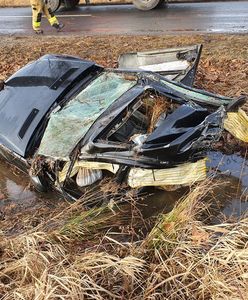 Wypadek. Mercedes rozpadł się na pół. Kierowca leżał 30 metrów od wraku