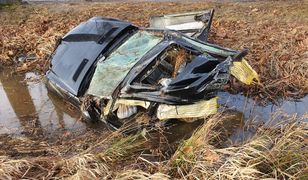 Wypadek. Mercedes rozpadł się na pół. Kierowca leżał 30 metrów od wraku