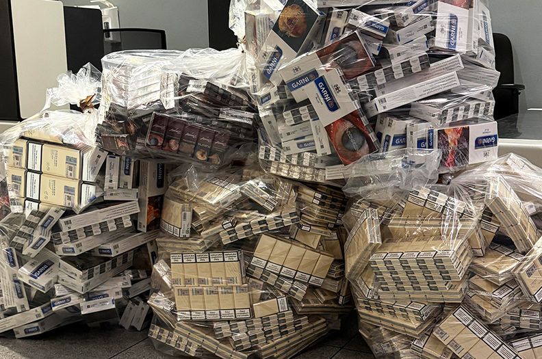 Papierosy znalezione w walizkach na Lotnisku Chopina w Warszawie