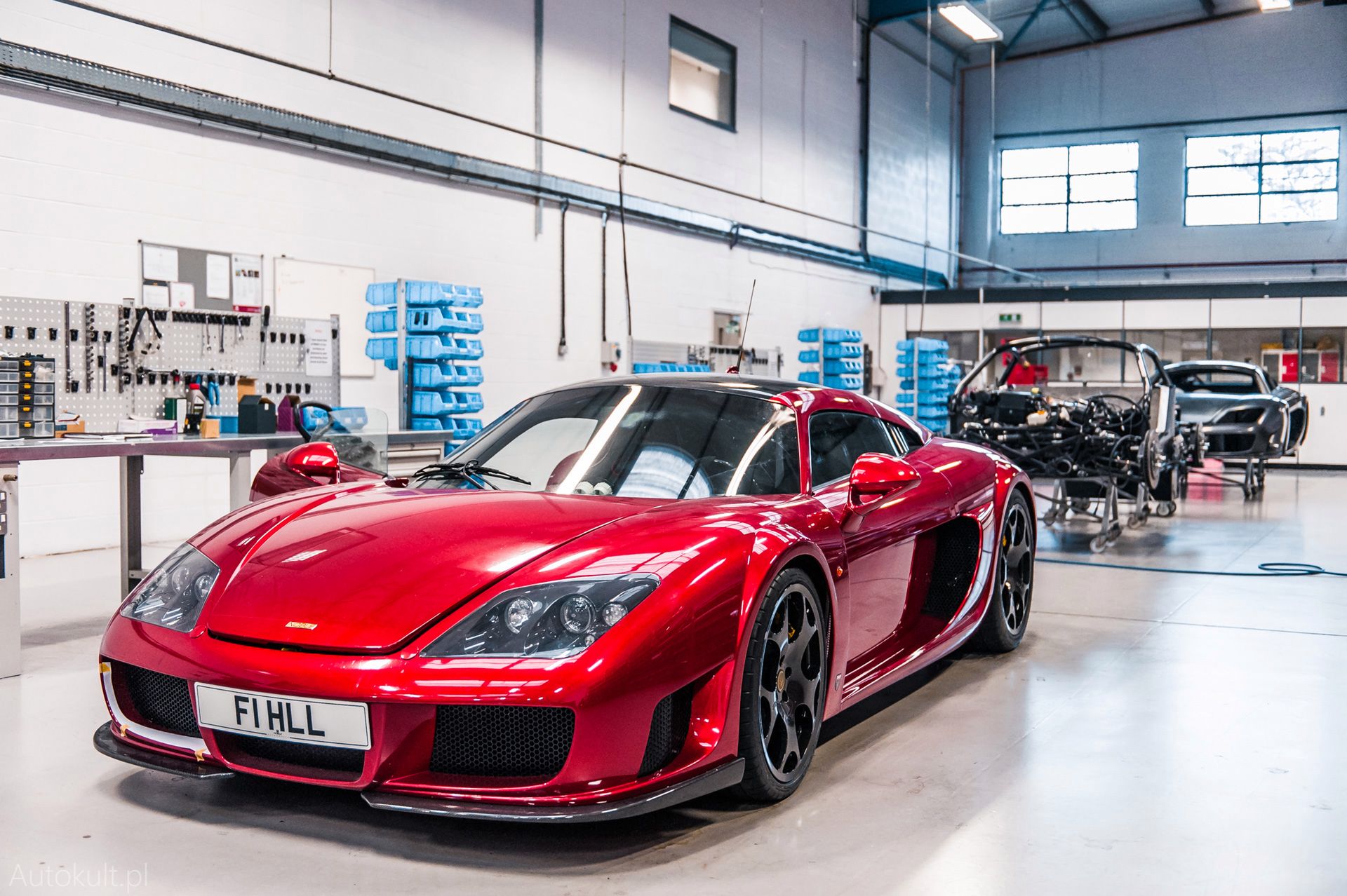 Noble M600 w różnych fazach ukończenia (fot. Konrad Skura)