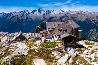 Wlatują na szczyt taksówką tylko w jednym celu. Włosi mają dość tego