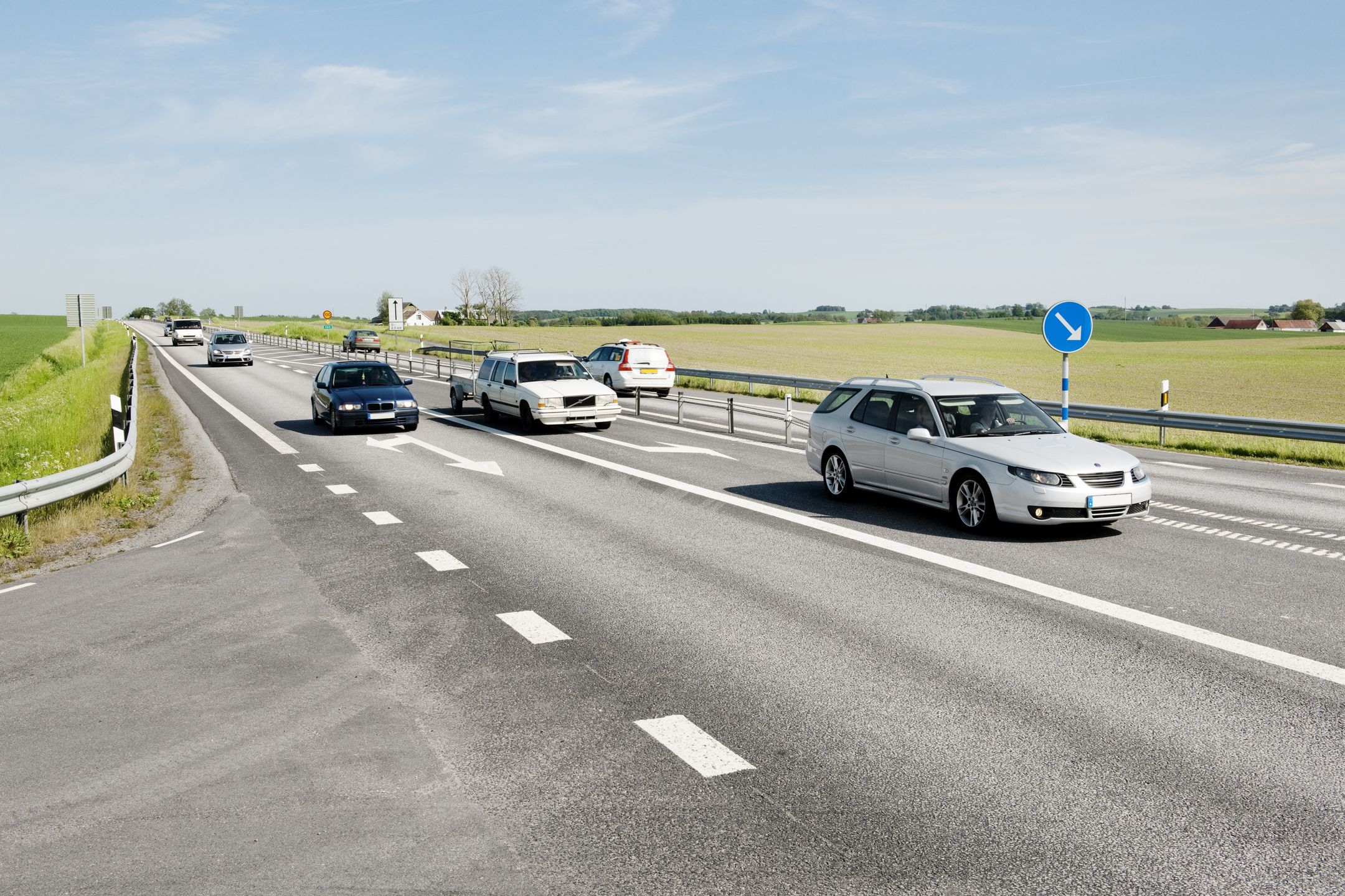 E65. I h�jd med N. Vall�sa. Rikt. mot Malm�Lars Owesson/Bildarkivet.sebil, bilar, E65, fordon, Korsning, landsv�g, N.Vall�sa, Sk�ne, trafik, v�g, 2+1-v�g, Vajerr�cke, V�gmarkering, V�gm�rke, Milj�, Landsbygd, Landskap, �rstider, V�r, 2plus1-v�g, 2 och 1 v�g, �rstid