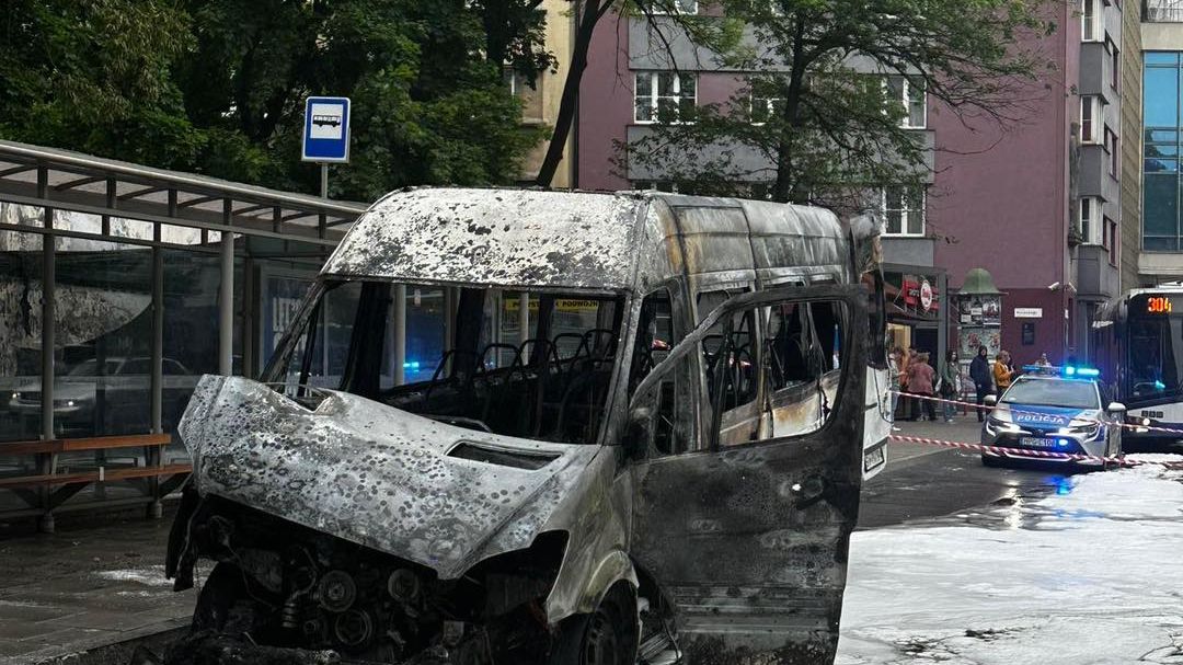 W centrum Krakowa w środę doszczętnie spłonął bus przewożący pasażerów