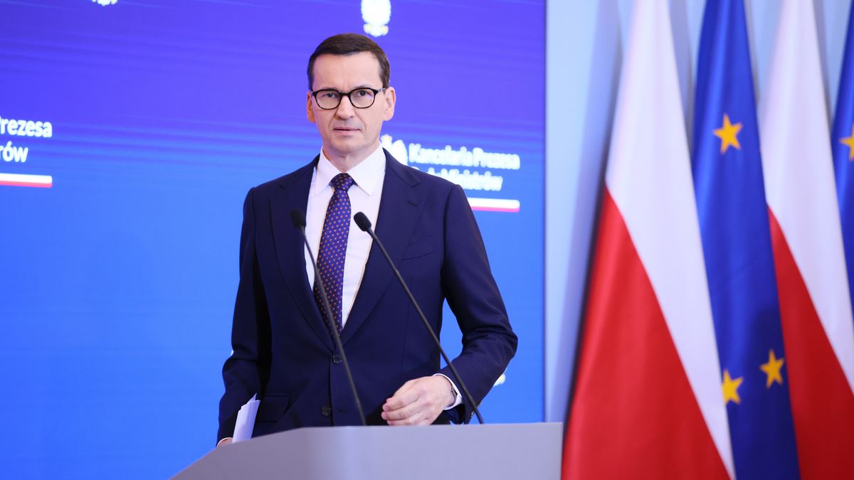 Warszawa, 02.11.2022. Premier Mateusz Morawiecki podczas konferencji prasowej w siedzibie Kancelarii Prezesa Rady Ministrów w Warszawie, 2 bm. Rząd przyjął uchwałę ws. budowy elektrowni jądrowych w Polsce; pierwsza elektrownia będzie budowana w amerykańskiej technologii przez Westinghouse. (amb) PAP/Leszek Szymański
