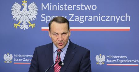 Lwowski radny z zakazem wjazdu do Polski. Sikorski podpisał wniosek