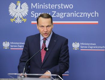 Radny Lwowa z zakazem wjazdu do Polski. Sikorski podpisał wniosek