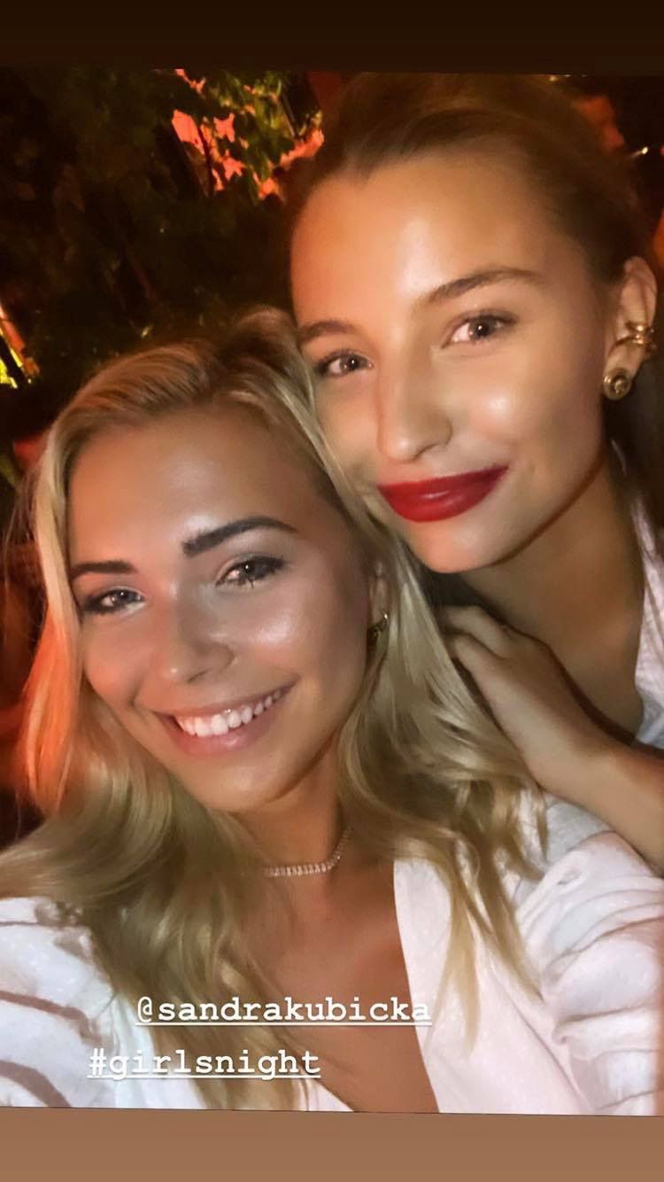 Julia Wieniawa baluje w zatłoczonym klubie z Sandrą Kubicką