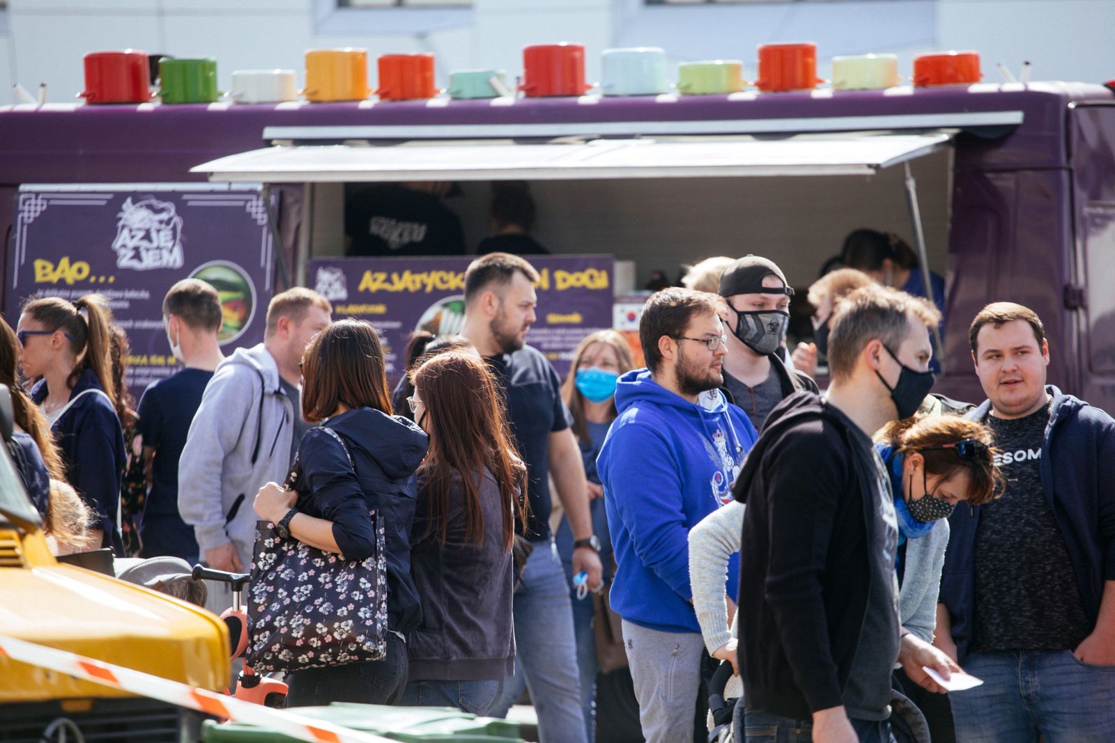 Pierwszy wiosenny zlot wozów z jedzeniem w ramach IV Ursynowskiego Festiwalu Streetfoodu w Warszawie, 11 bm. Do stolicy zjechały food trucki serwujące jedzenie z całego świata