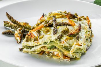 Szybka sezonowa lasagne. Przekładasz łodygami, zalewasz sosem i zapiekasz