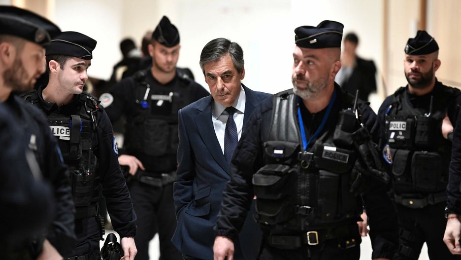 Były premier Francji Francois Fillon przybywa do paryskiego sądu 27 lutego 2020 r. na rozprawę w sprawie roszczeń, które sprzeniewierzył ponad milion euro w rzekomym oszustwie