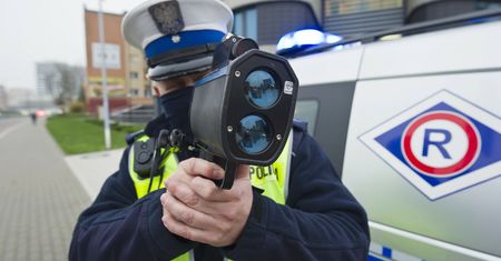 18-latek pędził prawie 130 km/h w terenie zabudowanym. Pożegnał się z prawkiem