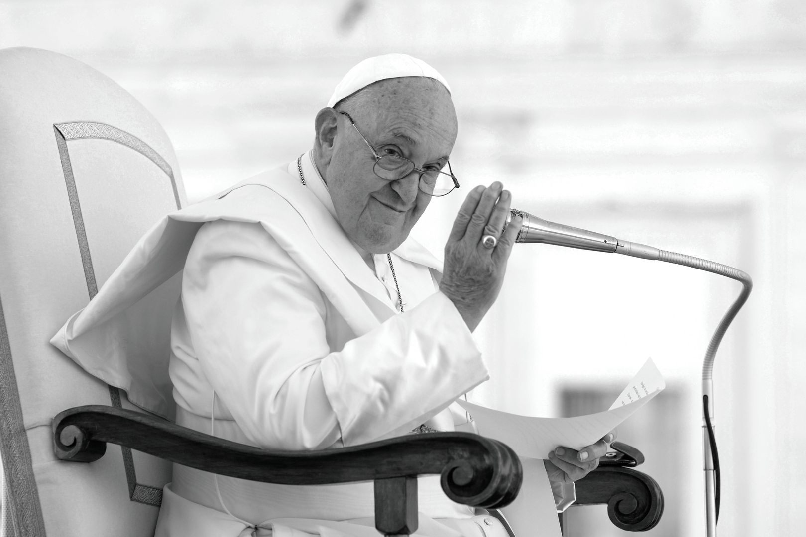 Papież Franciszek nie żyje. Ekspert o następcy: "Człowiek środka"
