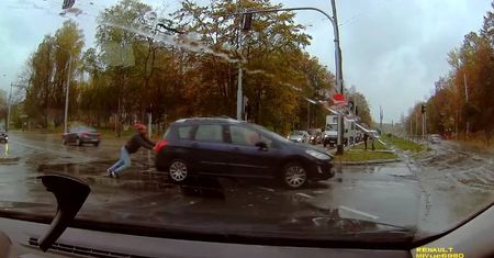Lublin: Awaria auta na skrzyżowaniu. Zamiast trąbić, ruszył z pomocą [WIDEO]