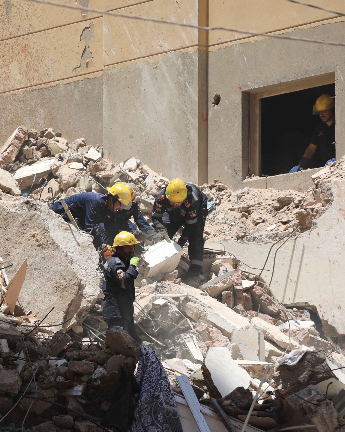 Civil defense personnel search for survivors amid the rubble of a collapsed 13-storey-building in Alexandria, Egypt, 26 June 2023. A number of the building residents are feared to be trapped beneath the rubble, however the exact number of people is yet to be known. EPA/STR Dostawca: PAP/EPA.