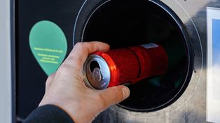 Rok zbierał butelki. Tyle zarobił na systemie kaucyjnym
