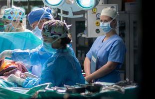 „Lekarze” w nowym paśmie poprawiają wyniki TVN, ale przegrywają z „Ranczem"