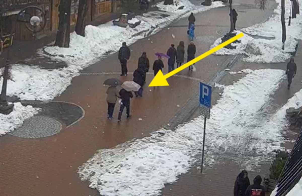 Parasolka i ciepłe kurtki na Krupówkach. Ujęcie z Zakopanego