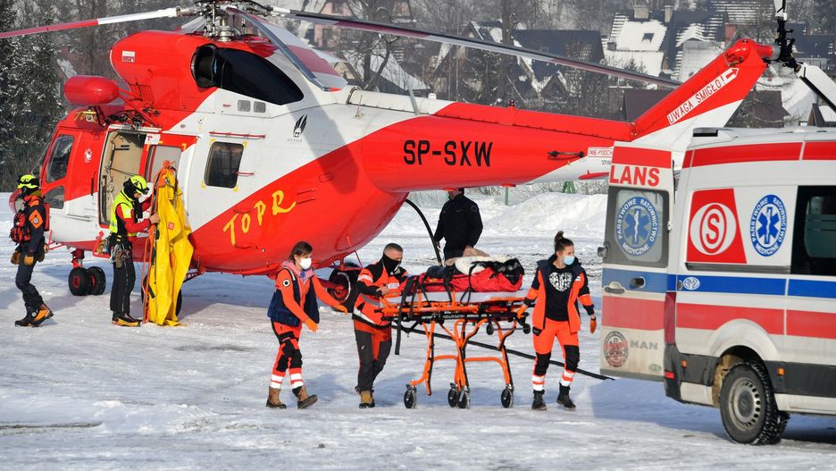 Pracowity koniec roku dla TOPRFot. Pawel Murzyn/East News, Zakopane, 27.12.2021. Smiglowiec TOPR w akcji.W Tatrach panuja trudne warunki pogodowe. W wyzszych partiach gor lezy ponad metr sniegu, obowiazuje drugi stopien zagrozenia lawinowego.Pawel Murzyn