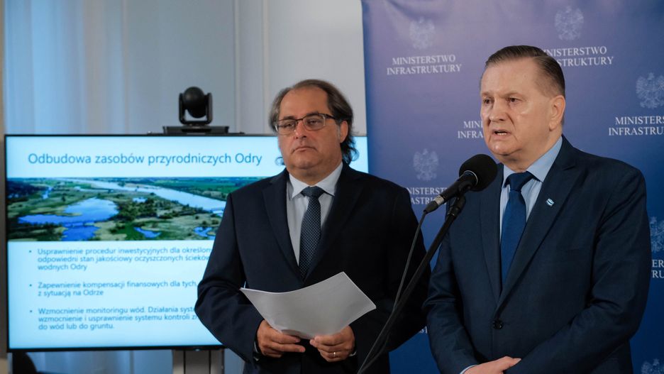 Warszawa, 23.08.2022. Wiceminister infrastruktury Marek Gróbarczyk (L) oraz p.o. prezes Państwowego Gospodarstwa Wodnego Wody Polskie Krzysztof Woś (P) podczas konferencji prasowej w siedzibie resortu w Warszawie, 23 bm. Tematem spotkania była specustawa dotycząca m.in. ochrony rzek i rewitalizacji Odry. (amb) PAP/Mateusz Marek