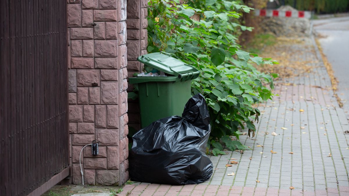 śmieci śmieciarka wywóz odpadów opłaty kontener śmietnik segregacja recykling
