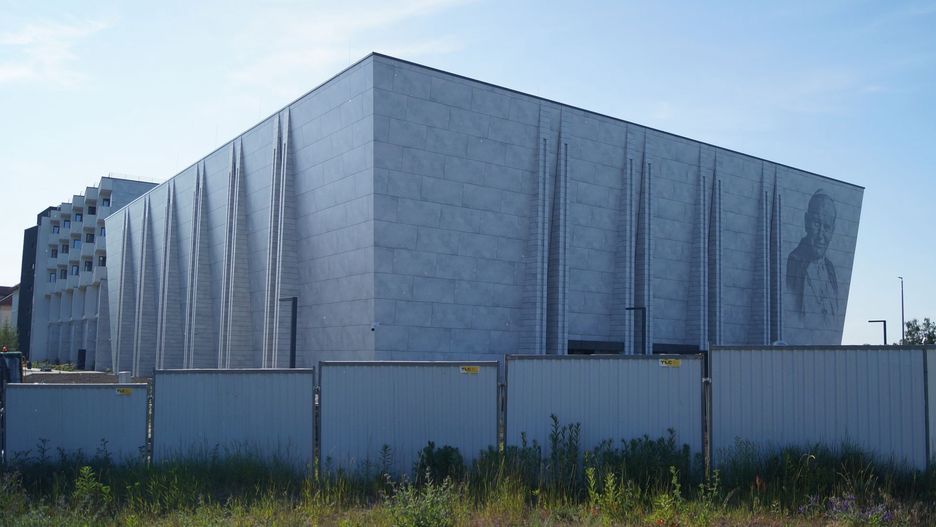 Muzeum Pamięć i Tożsamość w Toruniu (widok z boku, od strony kościoła)