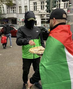 Święto w Berlinie. Śmierć ludzi w Izraelu "uczcili" ciastkami