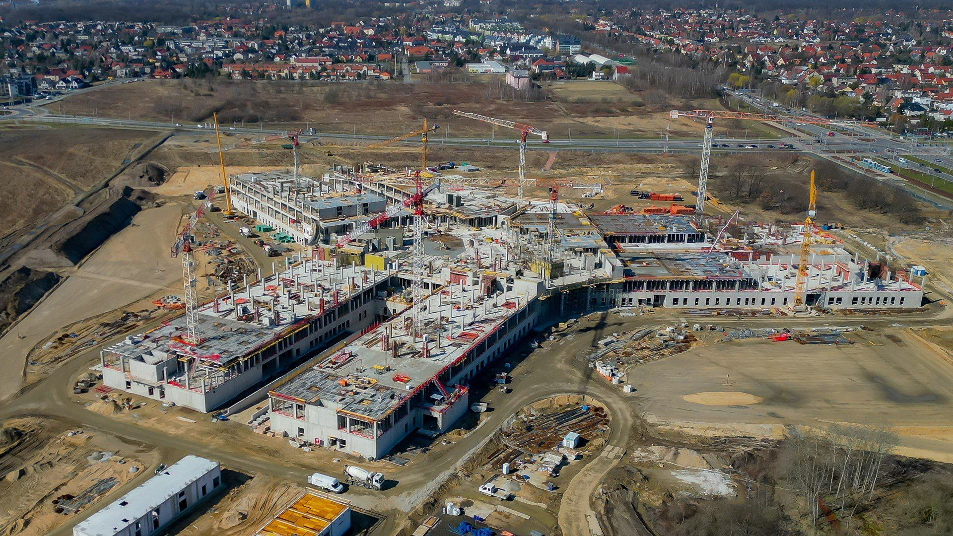 Trwa budowa nowego szpitala Dolnośląskiego Centrum Onkologii, Pulmonologii i Hematologii (zdjęcie z drona - stan na koniec marca 2025)