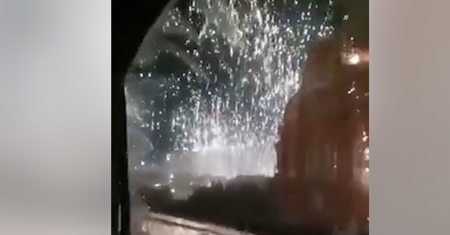 "Koszmarne fajerwerki" nad Ukrainą. Nagrał moment ataku Rosjan zakazaną bronią