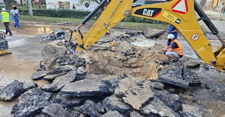 MPWiK usuwa awarię wodociągową na ul. Głębokiej. Rozkopana ulica, mieszkańcy bez wody, objazdy komunikacji miejskiej