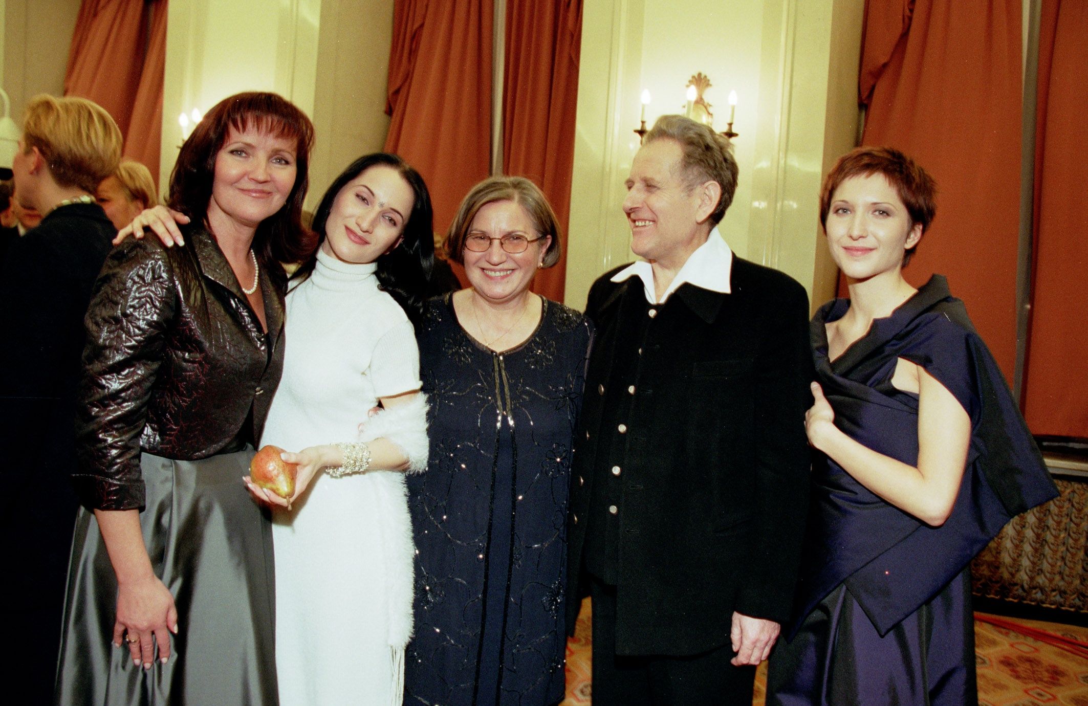 Danuta i Stanisław Steczkowscy z córkami i Jolantą Kwaśniewską