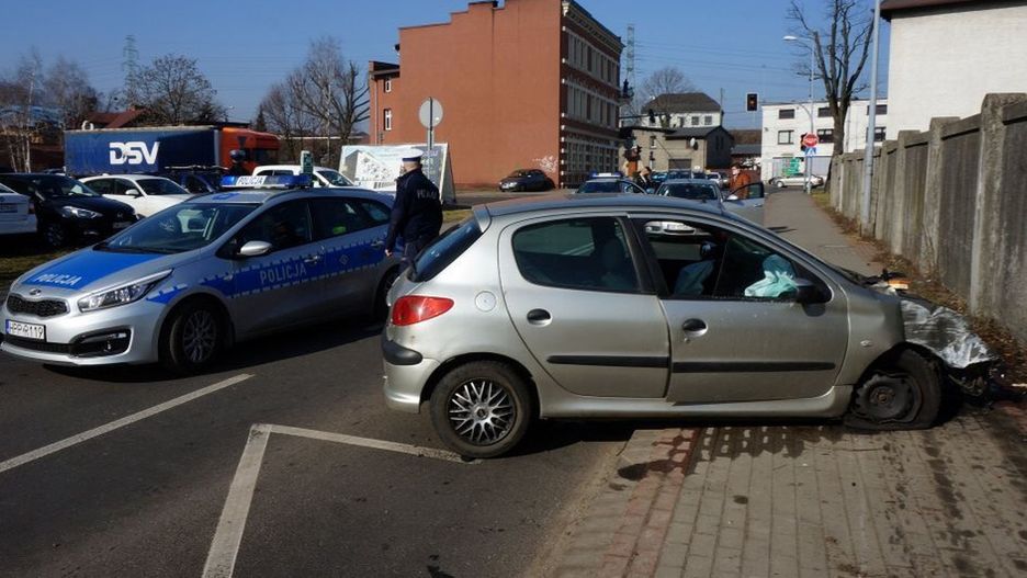 Śląskie. 24-letni pijany kierowca w Rybniku uderzył w busa, a następnie w betonowe ogrodzenie. 