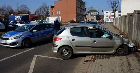 Śląskie. Uciekał przed policją w Rybniku, zakończył na ogrodzeniu. Miał 2,5 promila