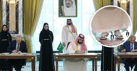 Świat patrzy na stopy księcia Arabii Saudyjskiej. To założył na spotkanie