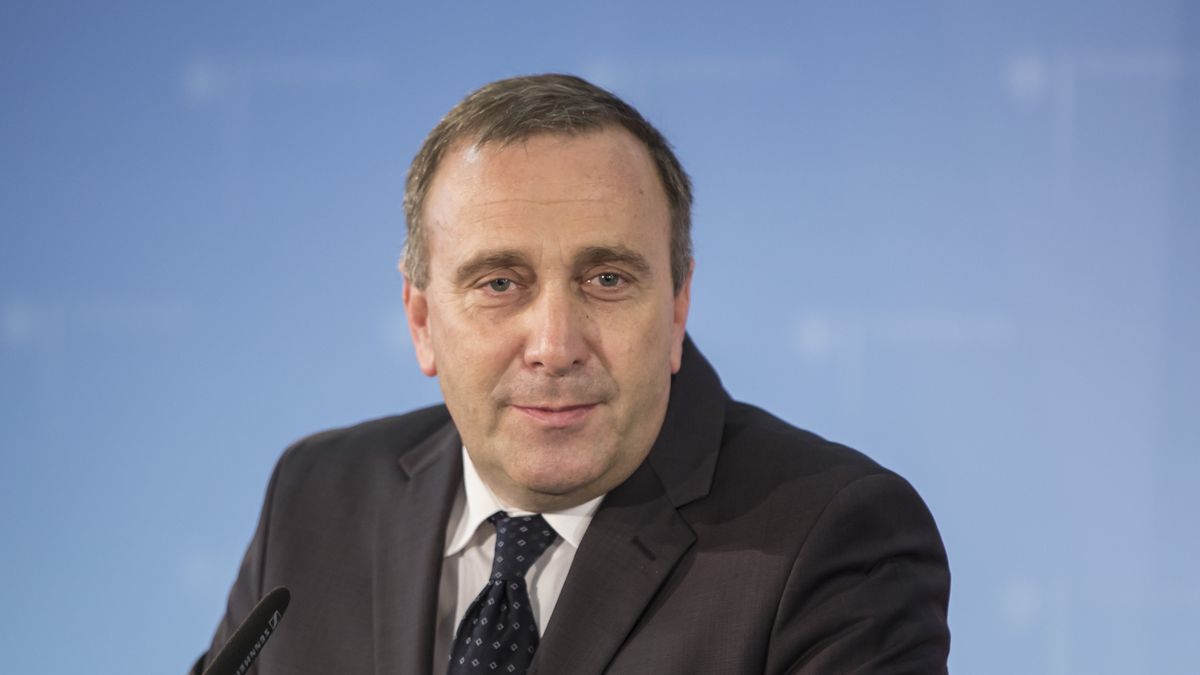 Grzegorz Schetyna zainwestował tysiące złotych w nowy uśmiech