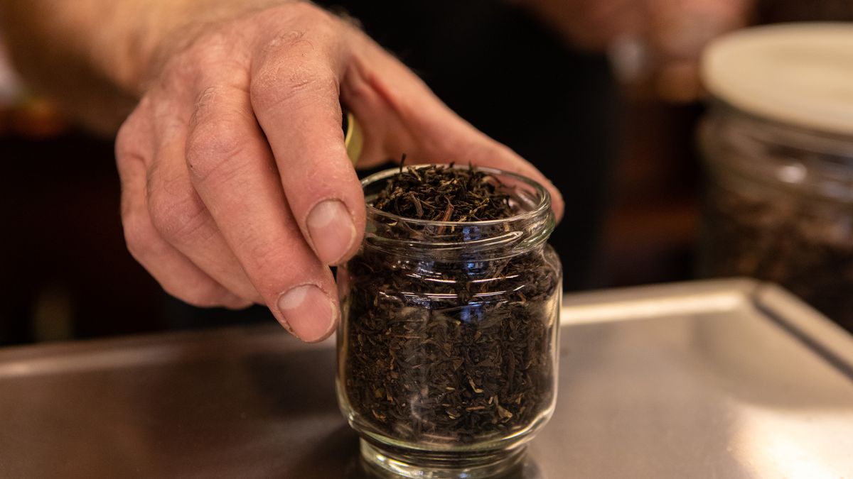 Latem warto sięgać po herbatę